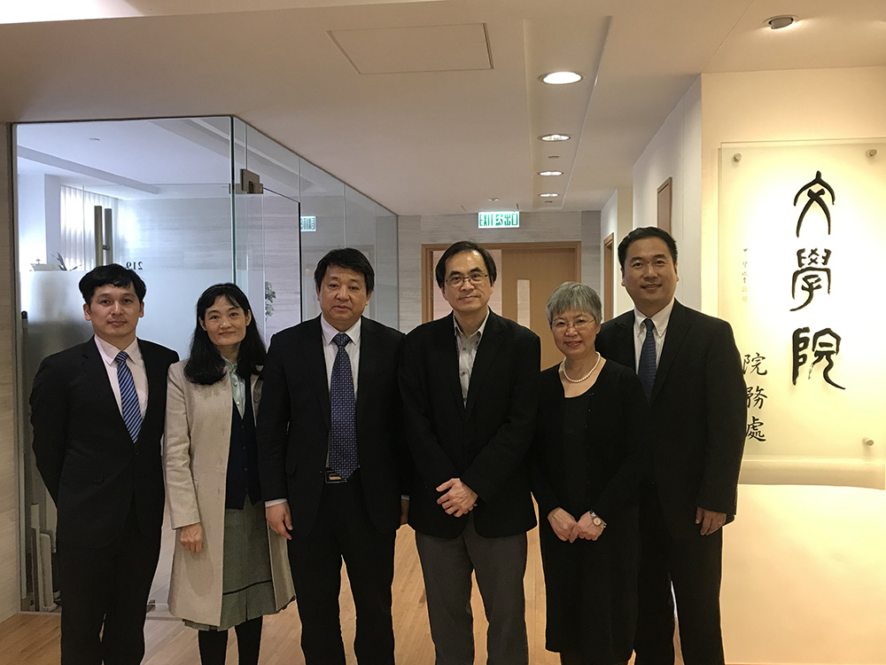 图片3 代表团与中大文学院院长会谈