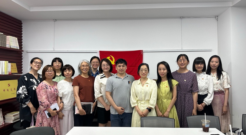 3-党课后艾书记与公外支部合影-0.jpg