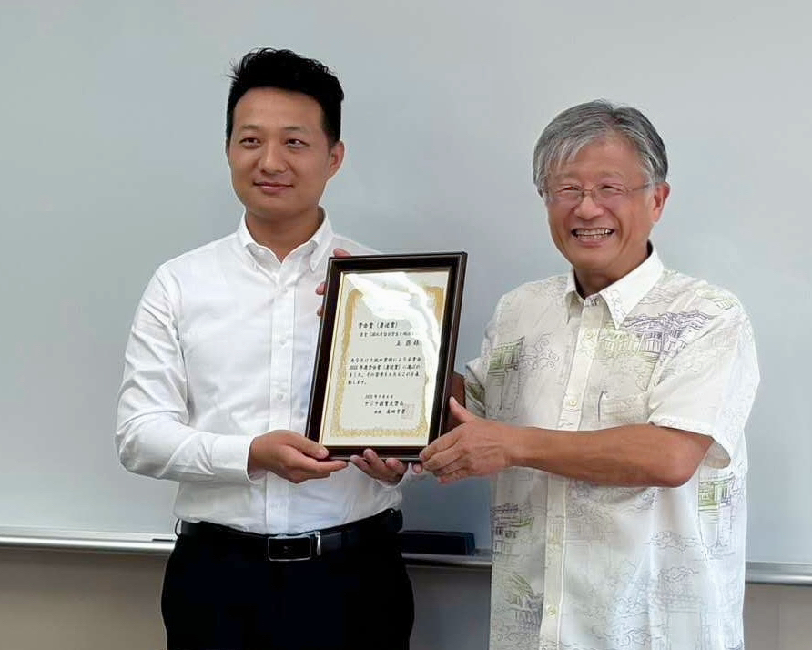 图1.高田幸男会长为王鼎老师颁奖.jpg