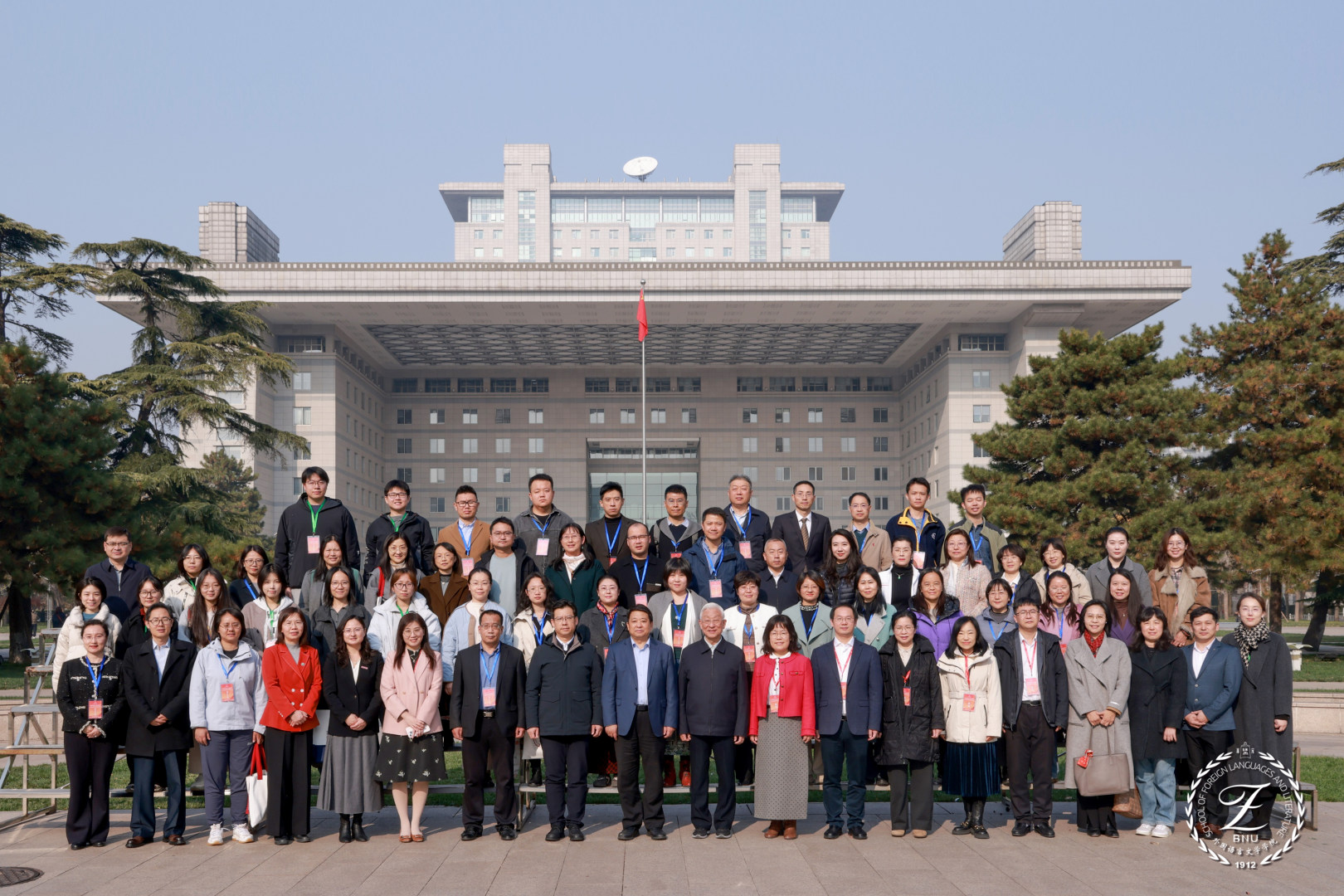 13 室外大合照.jpg