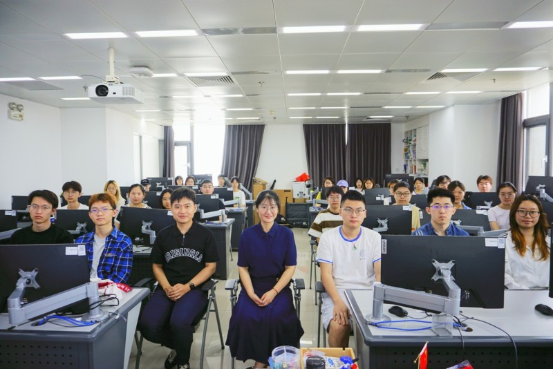 讲座三合影.jpg