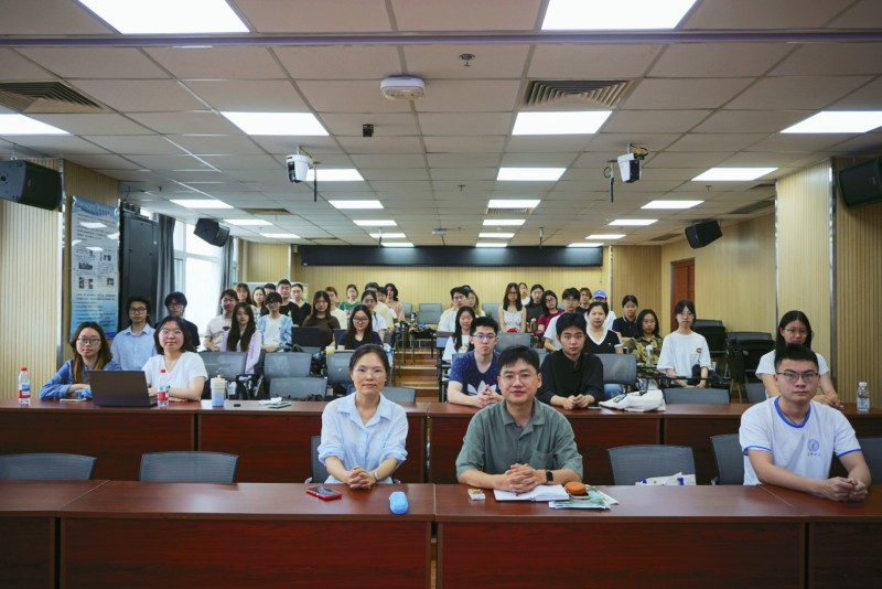 讲座一合影.jpg