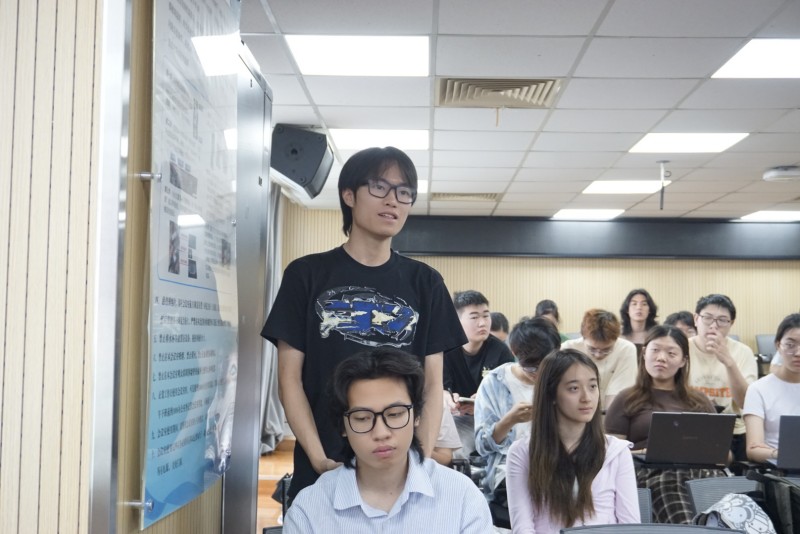 讲座一同学提问.jpg
